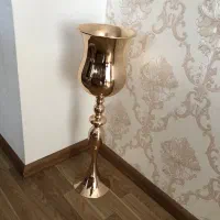 گلدان استیل کنار سالنی