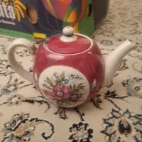 قوری قدیمی و بشقاب چینی