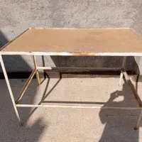 یک میز مستحکم و سالم