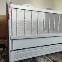 تخت بچه کنار مادر