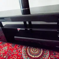 زیر تلویزیون شیشه ای.