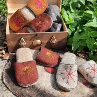 دمپایی نمدی صنایع دستی|کیف، کفش، کمربند|رشت, هلال احمر|دیوار