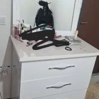 میز آرایشی  درحدنو با ایینه وچهارپاییه