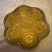 قفل قدیمی و سینی برنجی