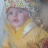 عروسک دختر کنار سالنی بزرگ دکوری آنتیک عتیقه