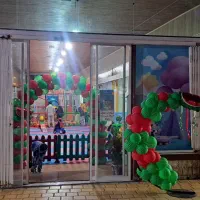 نیروی کار خانم در خانه بازی و بخش کافه