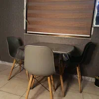 صندلی پایه چوبی به همراه میز