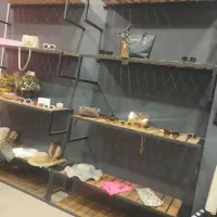 قفسه سفارشی چوب و پروفیل مشکی در حد نو