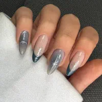 خدمات و آموزش vipکاشت ناخن در سالن تخصصی