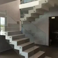 راه پله ،نرده شیشه ای .شیشه بالکن .شیشه جان پناه .|خدمات پیشه و مهارت|رشت, آب و برق|دیوار