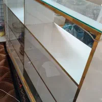 تعدادی قفسه و ویترین