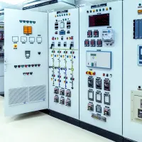 برقکار صنعتی مسلط به PLC
