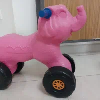 فیل چهار چرخ