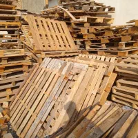 کارگر در پالت سازی