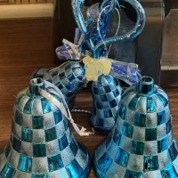 درخت کریسمس کوچک و تعدادی زنگوله آویز درخت کریسمس|صنایع دستی و سایر لوازم تزئینی|تهران, تهرانپارس غربی|دیوار