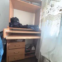 یه تلویزیون و میز تحریر و میز تلوزیون