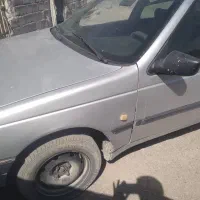 ماشین پژو نقره ای