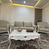 مبل ۸ نفره با یک عدد جلو مبلی بزرگ در حد نو