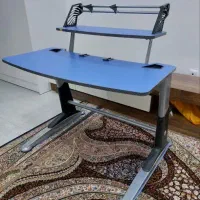 میز کامپیوتر فوق‌العاده تمیز و کاملن سالم
