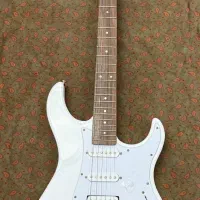 گیتار الکتریک یاماها Yamaha Pacifica 012 با لوازم