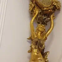 ساعت ایستاده جنس گچ هستش