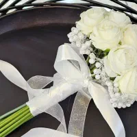 دسته گل عروس رز سفید با مروارید