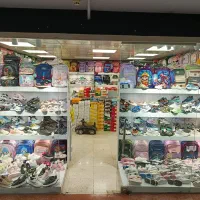 فروشنده کفش و کوله بچگانه