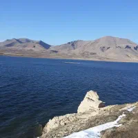 باغ فنس کشی شده و زمین آبی و ساختمان کنارسدجامیشان