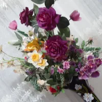 گلدان همراه با گلها