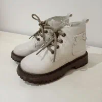 کفش و لباس بچگانه