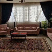 مبل راحتی کرم رنگ بسیار تمیز و سالم