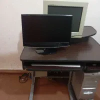 کامپیوتر با دو مانیتور ومیزش