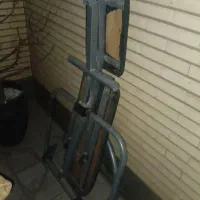 میز دراز نشست