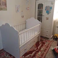 کمد و تخت نوزاد با تشک درحد نو