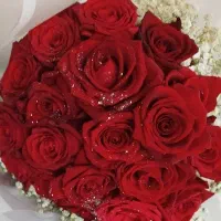 مقداری گل مصنوعی