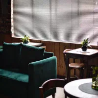 نیروی کار خانوم در دفتر استودیو موسیقی