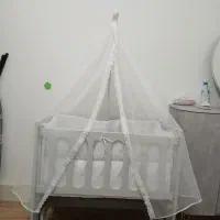 گهواره کنار تخت مادر