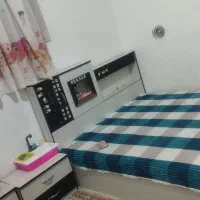 تخت دونفره. دو عدد میز پاتختی. آینه کشو دار