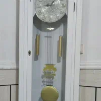 میز تلویزیون و ساعت