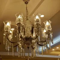 یک عدد لوستر ۸ شاخه نقره ای + دوتا دیوارکوب