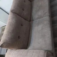 مبل راحتی و یخچال و اینه و تلویزیون