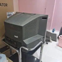 تلویزیون سونی قدیمی بهمراه زیر تلویزیونی