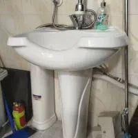 سرشور ایستاده و شیرآلات