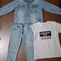 یک عدد شلوار جین با پیراهن جین وتیشرت سفید