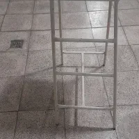 چهار‌پایه‌اهنی‌سالم‌و‌تمیز