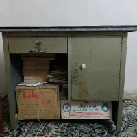 میز فلزی قدیمی رویه چرم