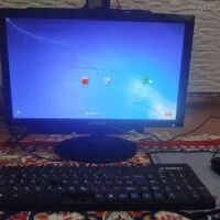 یک عدد مانیتور و کیس با موس و کیبورد