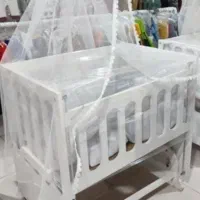 تخت نوزاد کنار مادر و گهواره ای