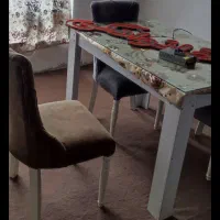 میز صندلی شیک و تمیز و چن قلم وسایل آشپزخانه.|میز و صندلی غذاخوری|بناب, |دیوار