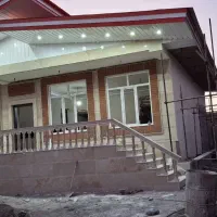 یک کار گر ساده برای سنگ کاری در ساختمان